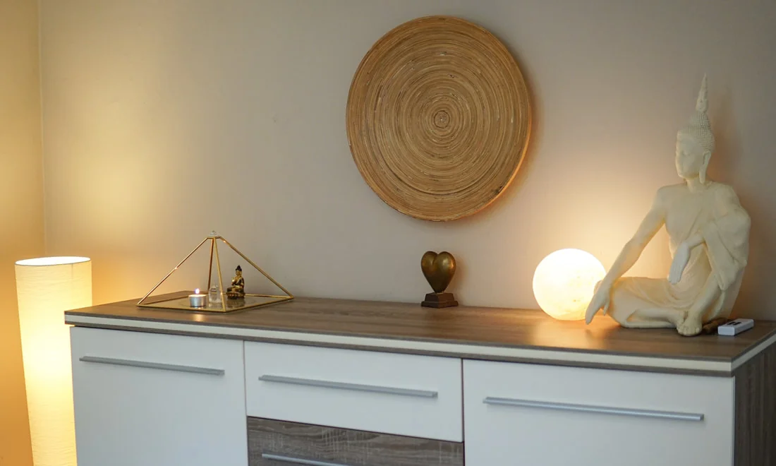 EMDR- und Hypnosepraxis in Neumünster – Praxisraum mit Buddha und Pyramide